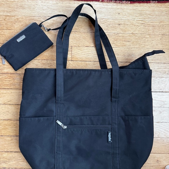 Baggallini Handbags - Baggallini NEW wristlet wallet with  FREE Tote - tote and pouch set